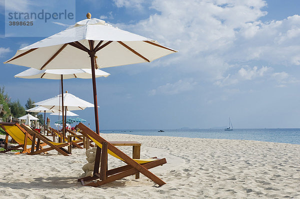 Sonnenschirme und Liegen am Sandstrand  Klong Nin Beach  Insel Ko Lanta oder Koh Lanta  Krabi  Thailand  Asien