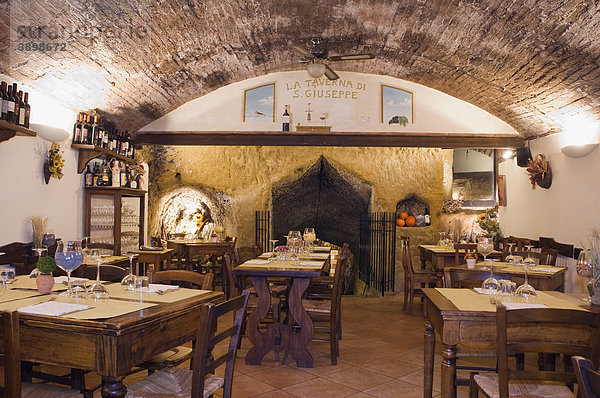 Gedeckte Tische im Restaurant  La Taverna di San Giuseppe  Siena  Toskana  Italien  Europa