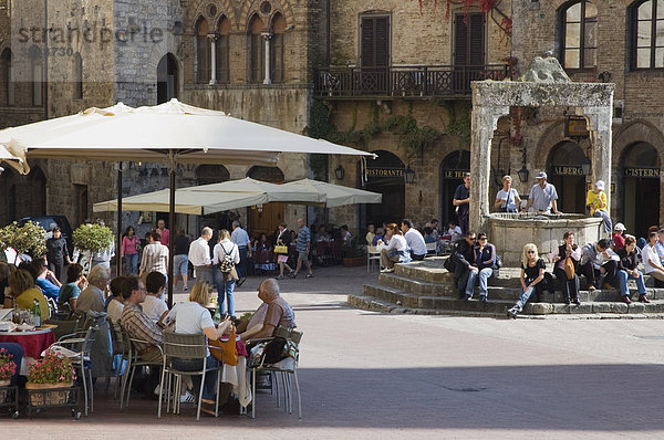 Straßencafe  Brunnen  Piazza  San Gimignano  Toskana  Italien  Europa