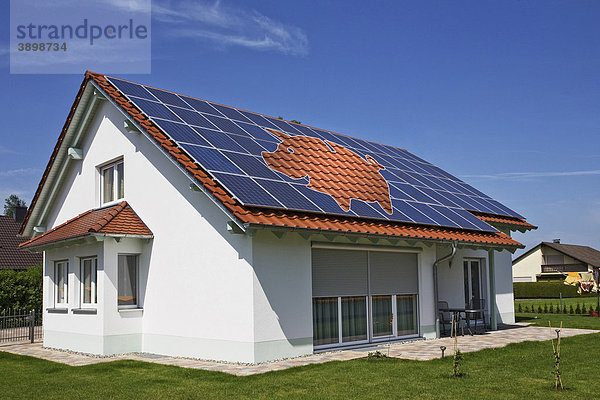 Haus mit Solarzellen auf dem Dach