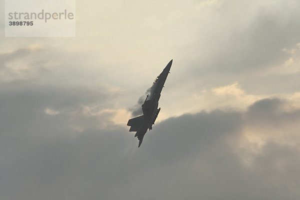 Seitenansicht eines Super Hornet F/A-18E/F Kampfjets bei einem steilen Aufstieg mit Dampf über der Cockpithaube  Mehrzweckkampfflugzeug  Militärflugzeug