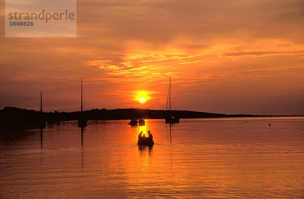 Bootshafen bei Sonnenuntergang  Dugi Otok  Kroatien  Europa