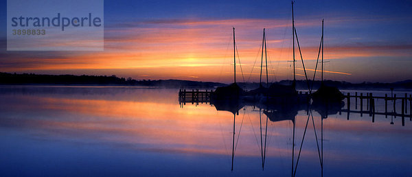 Kleiner Bootshafen  Sonnenaufgang am Chiemsee  Chiemgau  Oberbayern  Deutschland  Europa