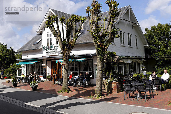 Leute sitzen vor dem Nautilus Cafe Restaurant in Nebel  Insel Amrum  Schleswig-Holstein  Deutschland  Europa