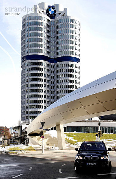 BMW-Vierzylinder oder BMW-Turm Bürogebäude von der BMW Welt Museum und Veranstaltungsstätte aus gesehen  München  Oberbayern  Deutschland  Europa
