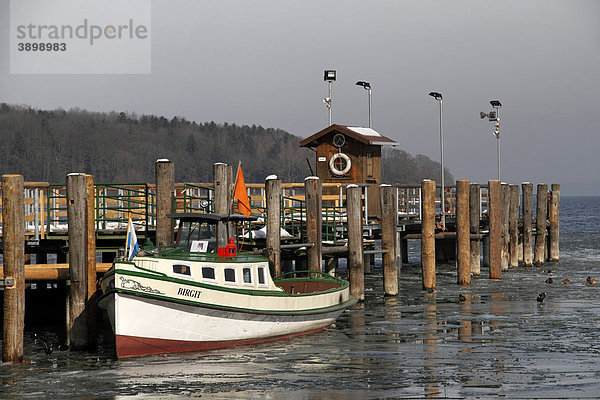 Arbeitsboot Birgit und hölzerner Steg  Herreninsel  Chiemsee  Chiemgau  Oberbayern  Deutschland  Europa