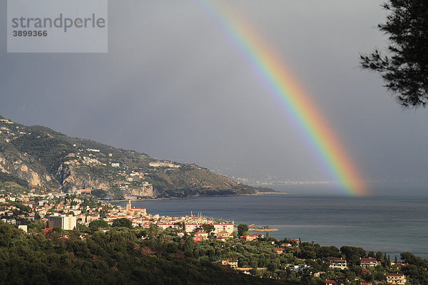 Regenbogen über Menton  DÈpartement Alpes Maritimes  RÈgion Provence Alpes CÙte d'Azur  Mittelmeer  Frankreich  Europa