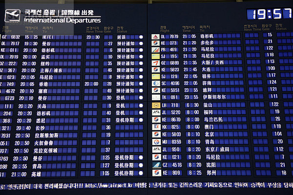 Anzeigetafel Departures mit koreanischen Schriftzeichen am Flughafen Incheon  Südkorea  Asien