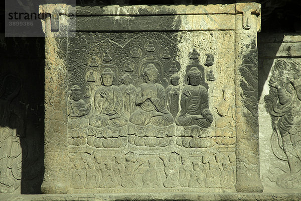 Historische Darstellungen Buddhas an einem ehemaligen Tempel im Tagpol Park  Seoul  Süd-Korea  Asien