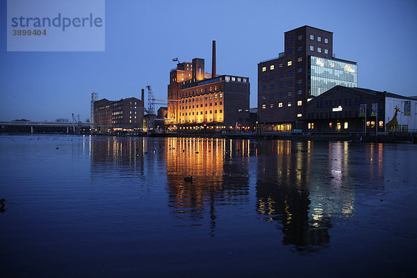 Innenhafen Duisburg mit Küppersmühle und Werhahnmühle  Nordrhein-Westfalen  Deutschland  Europa