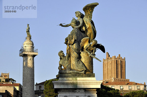 Trajan-Säule mit Apostel Petrus  Statuengruppe Il Pensiero am Vittoriano  Torre delle Milizie  Piazza Venezia  Rom  Latium  Italien  Europa