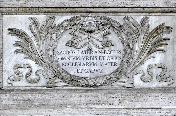 Inschrift auf Portalsäule  Fassade Basilika San Giovanni in Laterano  Rom  Latium  Italien  Europa