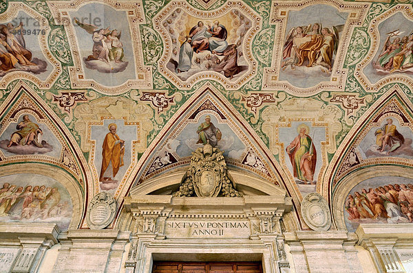 Deckenfresken im Portikus der Loggia delle Benedizioni  Basilika San Giovanni in Laterano  Rom  Latium  Italien  Europa