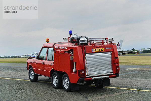 Ein Feuerlöschfahrzeug von Range Rover auf dem North Weald Airfield Flughafen  Essex  England  Vereinigtes Königreich  Europa