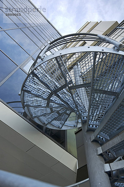 Wendeltreppe aus Metall an Glasfassade