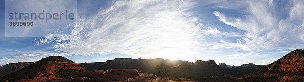 Sonnenaufgang über roten Felsen von Sedona  ein spirituelles und esoterisches Zentrum  Sedona  Arizona  USA