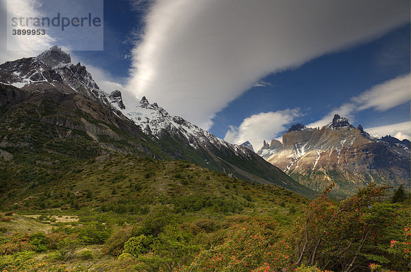 Torres del Paine Masiv mit Schlauchwolke  Patagonien  Chile  Südamerika