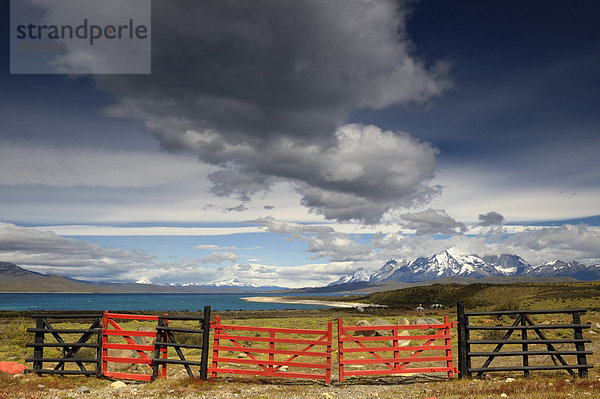 Torres del Paine Masiv  mit dramatischem Himmel  Patagonien  Chile  Südamerika