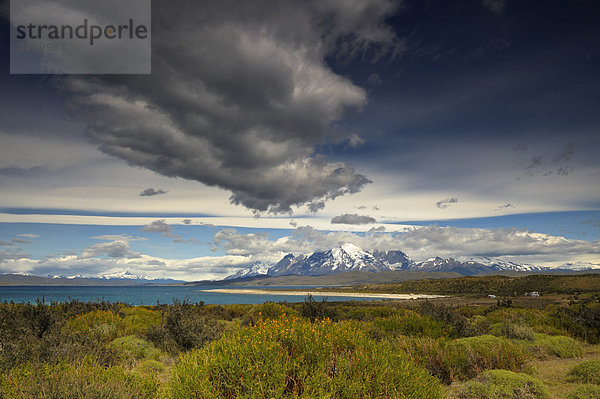 Torres del Paine Masiv  mit dramatischem Himmel  Patagonien  Chile  Südamerika