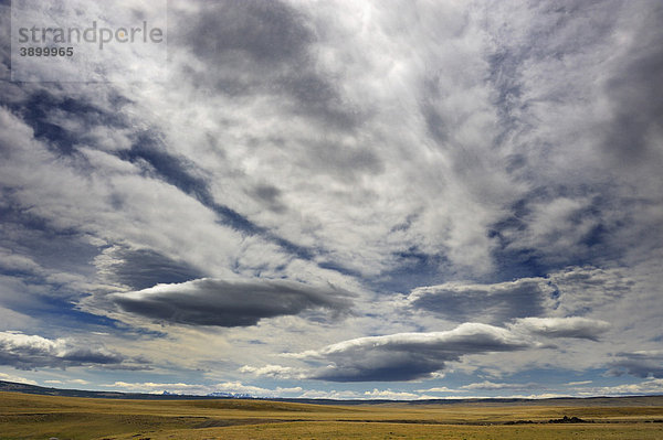 Dramatischer Wolkenhimmel über Pampa  Patagonien  Chile  Südamerika