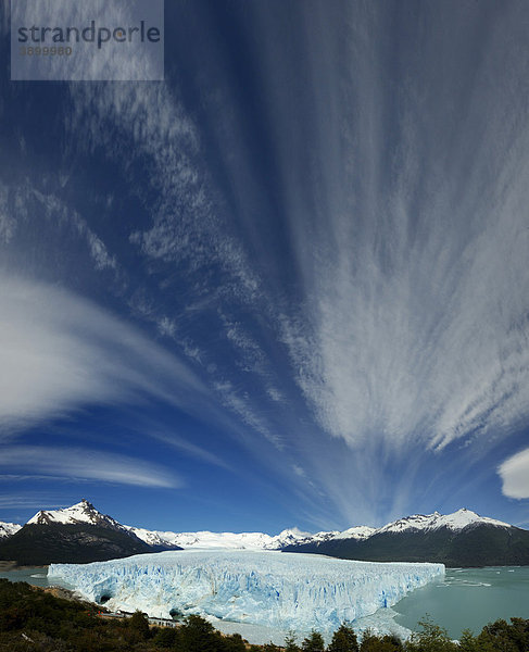 Perito Moreno Gletscher mit Wolkenformation  Patagonien  Argentinien  Südamerika