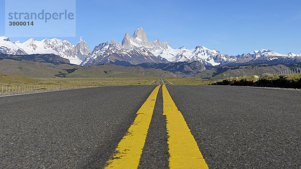 Straße mit Markierung und Andenkette  El Chalten  Patagonien  Argentinien  Südamerika