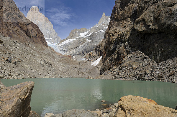 Gletscherlagune vor Fitz Roy Gipfel  El Chalten  Anden  Patagonien  Argentinien  Südamerika