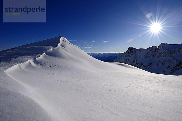Schneewächte mit blauem Himmel und Sonnenstern  Chur  Graubünden  Schweiz  Europa