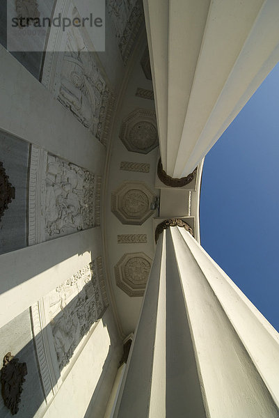 Ansicht von unten auf die Säulen des Zentralpavillons  Allrussisches Ausstellungszentrum  Moskau  Russland