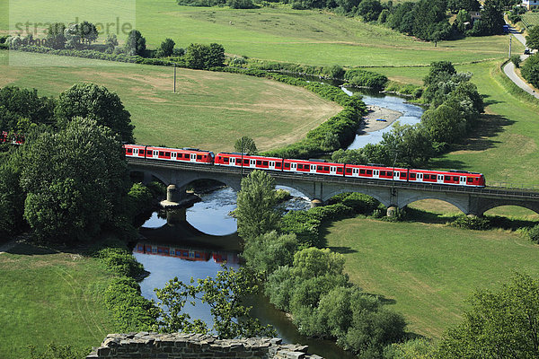 Eisenbahn über Eisenbahnbrücke  Naturpark Bergisches Land  Nordrhein-Westfalen  Deutschland  Europa