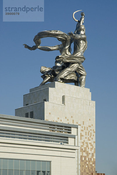 Denkmal Arbeiter und Kolchosbäuerin von der sowjetischen Bildhauerin Wera Muchina  errichtet 1937 und restauriert 2009  Moskau  Russland