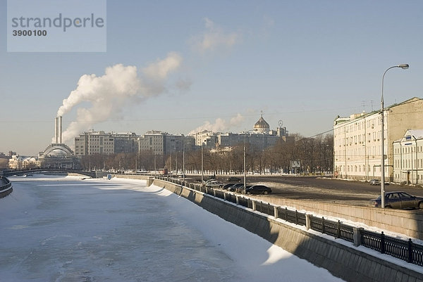 Abflusskanal der Moskwa mit Eis bedeckt  Moskau  Russland