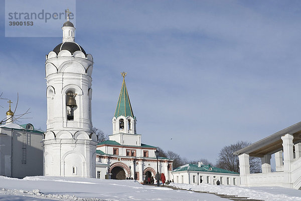 Glockenturm und Eingangstor  Staatliches Freilichtmuseum Kolomenskoje  Moskau  Russland