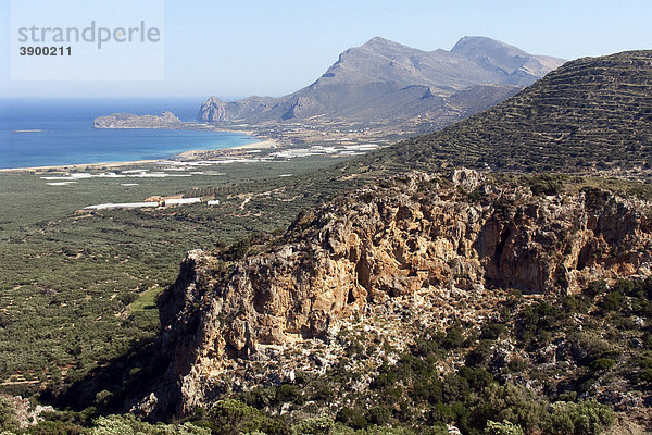 Blick auf die Bucht von Falassarna und das Gramvousa Gebirge  Kreta  Griechenland  Europa