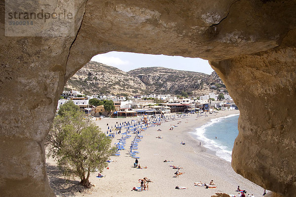 Blick auf Matala von den prähistorischen Wohnhöhlen in Matala  Kreta  Griechenland  Europa