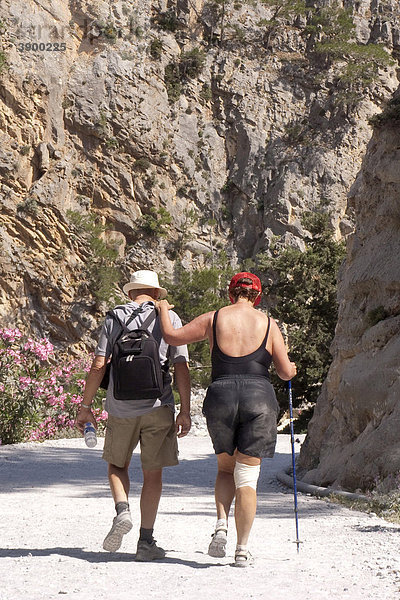 Verletzte Touristen in der Samaria-Schlucht in Agia Roumeli  Kreta  Griechenland  Europa