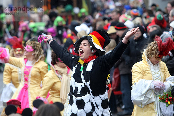 Karnevalsumzug am Schwerdonnerstag in Mülheim-Kärlich  Rheinland-Pfalz  Deutschland  Europa