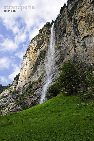 Staubbach Wasserfall bei Interlaken  Kanton Bern  Schweiz  Europa