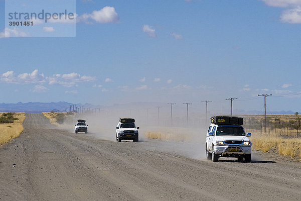 Geländewagen im Konvoi auf dem Weg nach Keetmanshoop in Namibia  Afrika