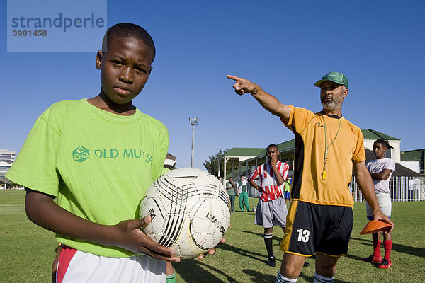 Trainer gibt Anweisungen an die U15 Mannschaft der Old Mutual Fußballakademie in Kapstadt  Südafrika  Afrika