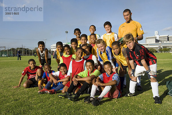 Spieler der U13 mit Trainer an der Old Mutual Football Academy  Kapstadt  Südafrika  Afrika
