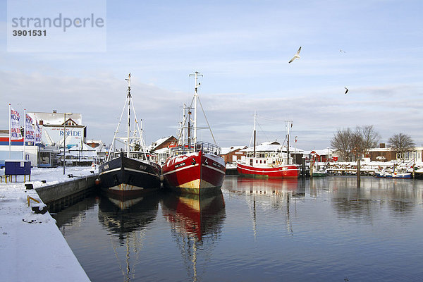 Fischkutter im Hafen von Heiligenhafen an der Ostseeküste im Winter  Kreis Ostholstein  Schleswig-Holstein  Ostsee  Deutschland  Europa