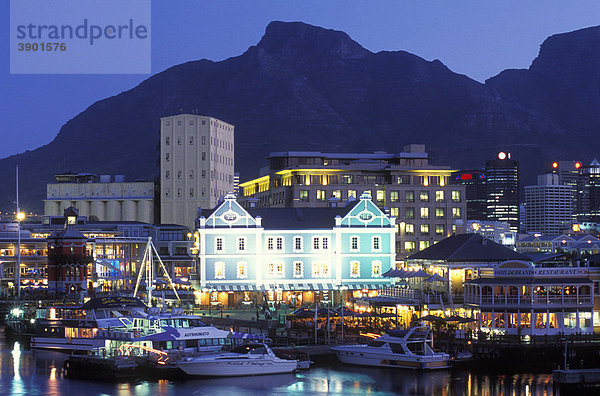 Victoria & Alfred Waterfront bei Nacht  Restaurants  Kapstadt  Westkap  Südafrika  Afrika