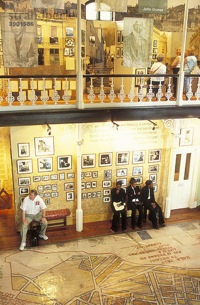 Besucher im District Six Museum  Kapstadt  Westkap  Südafrika  Afrika