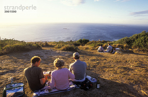 Menschen bei Picknick auf dem Signal Hill  Blick auf den Atlantik  Kapstadt  Westkap  Südafrika  Afrika