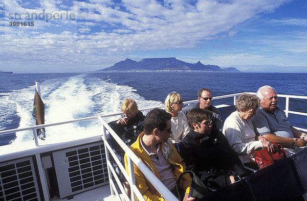 Überfahrt mit der Fähre nach Robben Island  Tafelberg  Kapstadt  Westkap  Südafrika  Afrika