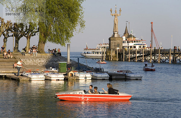 Tretboote im Hafen  Bootsverleih  Imperia  Hafeneinfahrt  Konstanz  Baden-Württemberg  Deutschland  Europa