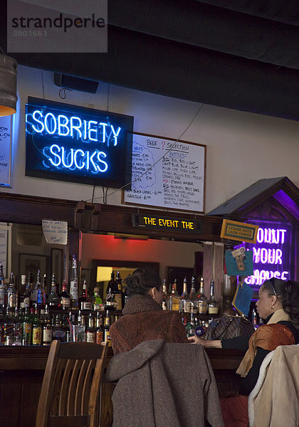 Schild mit den Worten Sobriety sucks  Nüchternheit ist beschissen in der Honest John's Bar and No Grill Kneipe  Detroit  Michigan  USA