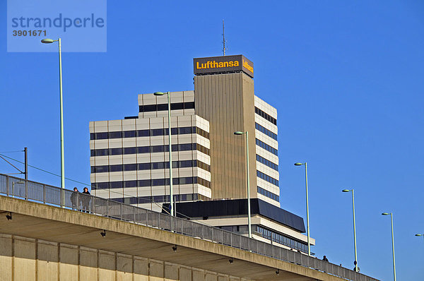 Bis 2007 Sitz der Lufthansa  Max-Cologne Hochhaus am Deutzer Rheinufer  Köln  Nordrhein-Westfalen  Deutschland  Europa