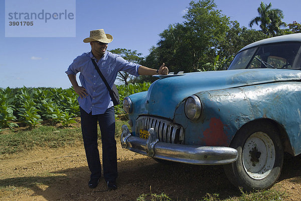 Stolzer Besitzer  Oldtimer im Valle de Vinales  Kuba  Cuba  Karibik